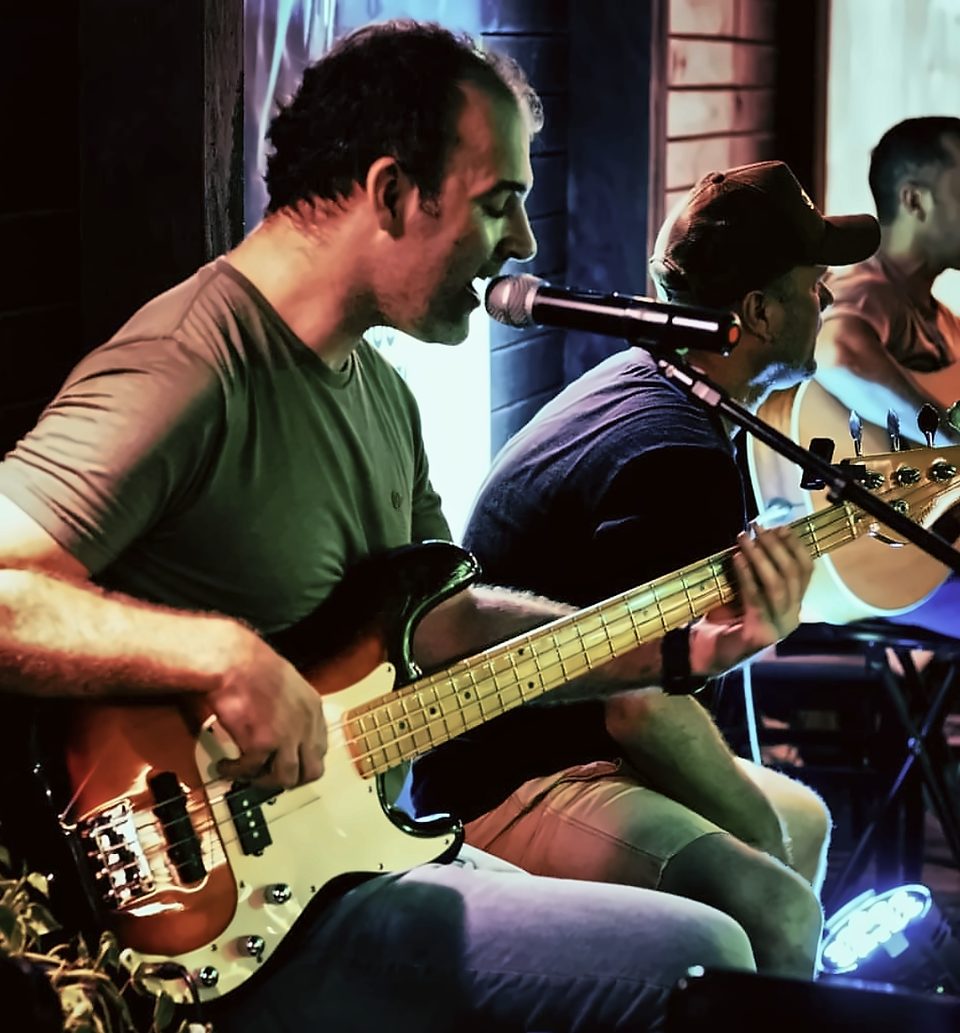 Alexandre cantando e tocando contrabaixo